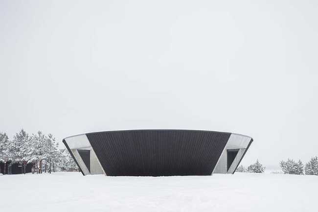 Villa O: una scultura circolare tra lago e natura