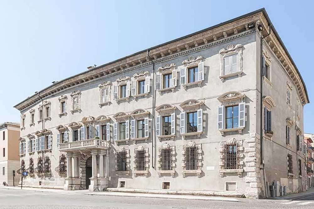 Contemporaneidad delicada para la recuperación de Palazzo Carlotti en Verona
