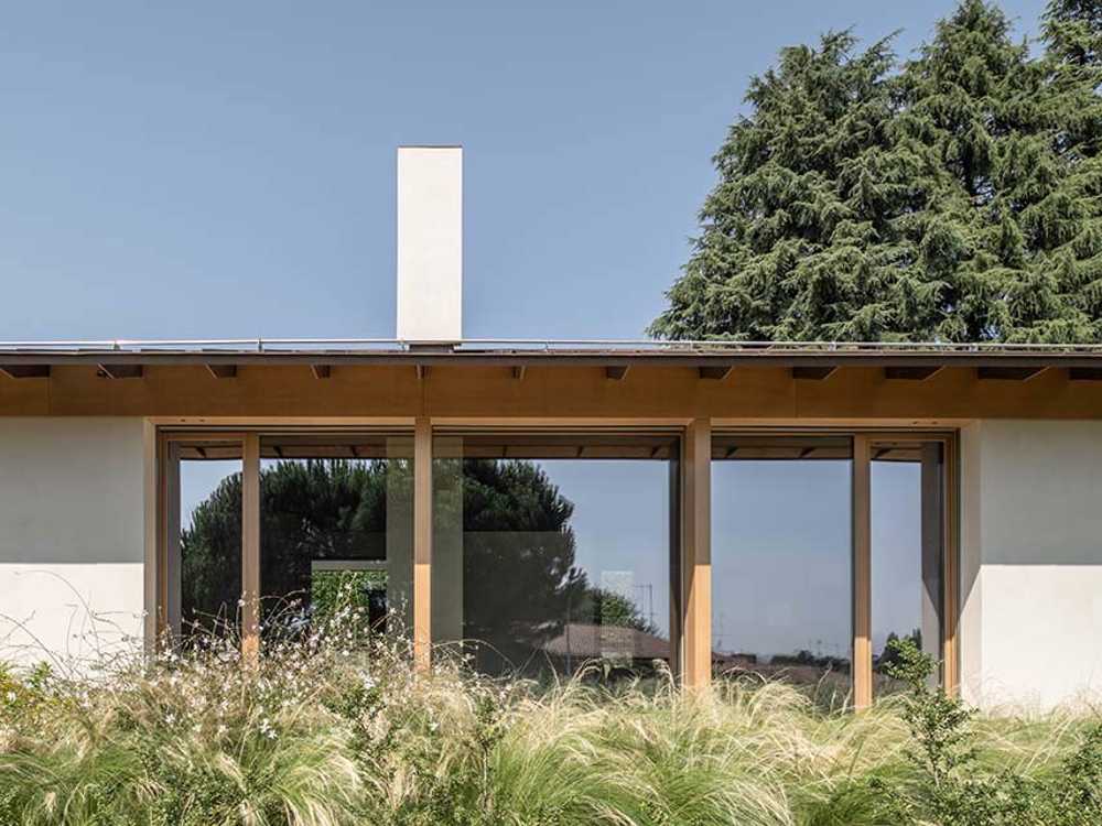 Nature protagonist in the spaces of Casa in Brianza on Como Lake