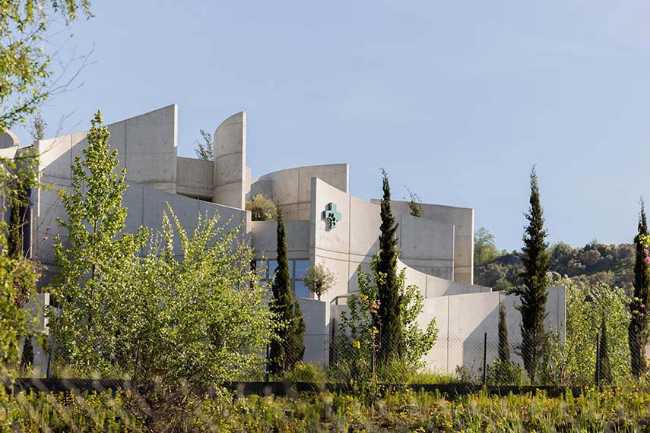 Tirana Vet Hospital: living sculpture for life