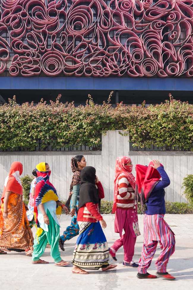 Textile waves. An architectural identity for Handtex Industries.