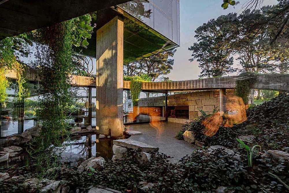 Casa Moro: nature and emptiness compose the form of space