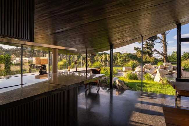 Casa Moro: nature and emptiness compose the form of space