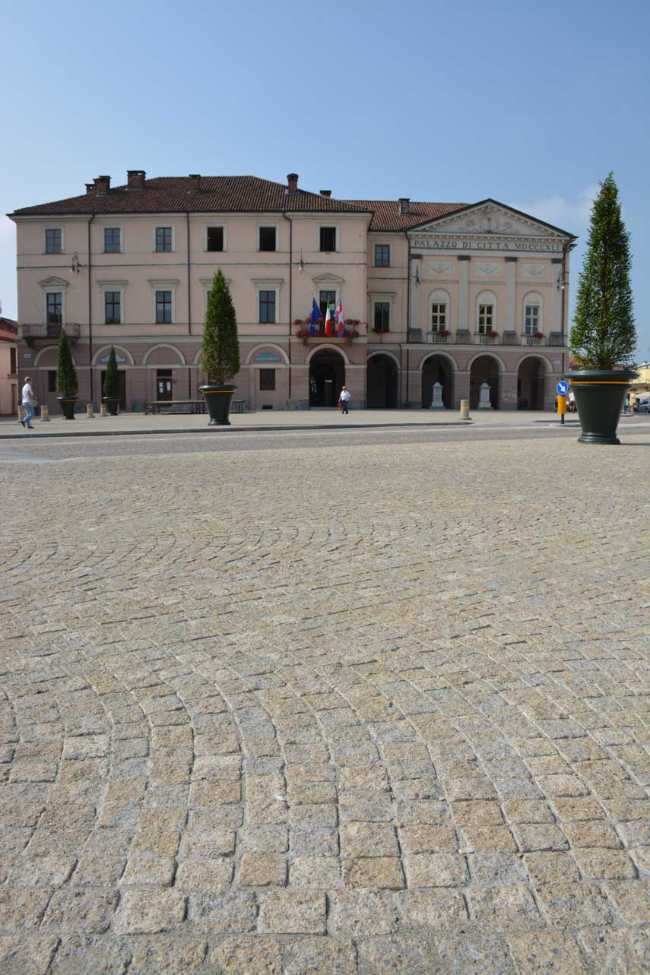 Pavesmac firma la nuova pavimentazione di Piazza Vittorio Emanuele II a Racconigi