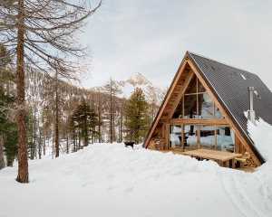 Between the peaks and the light. A chalet that interprets the mountain.