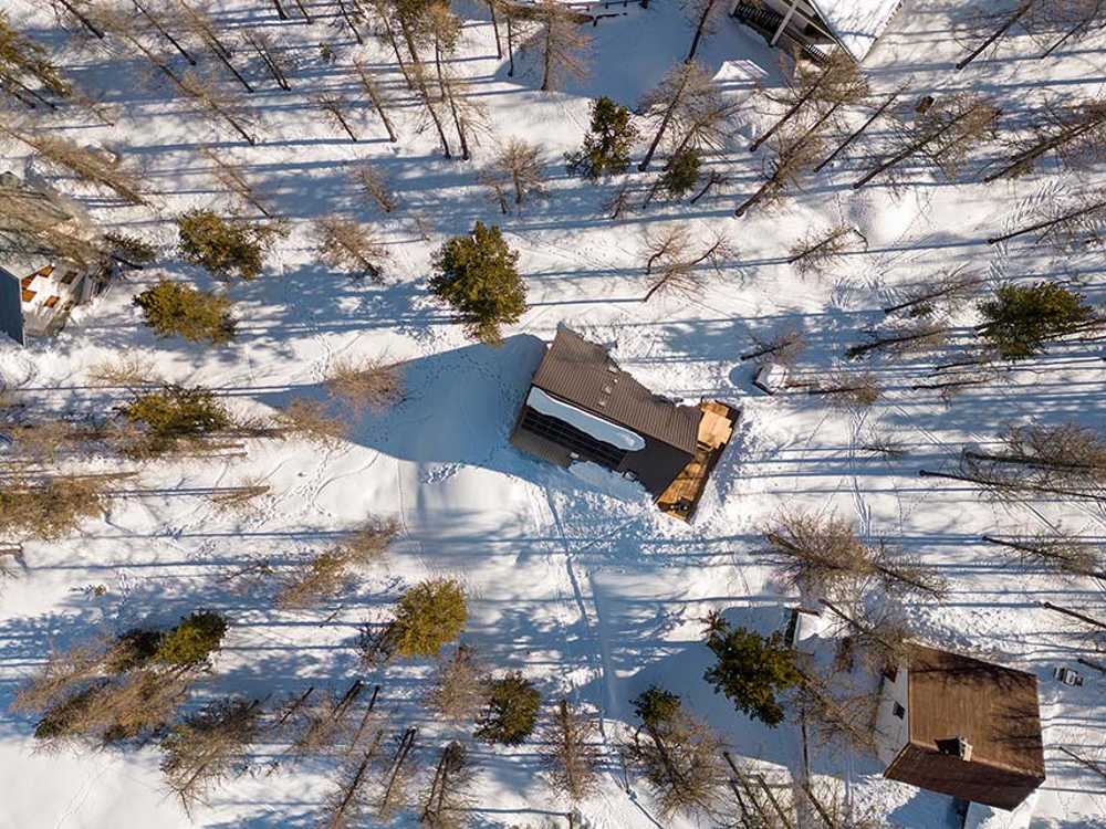 Tra le vette e la luce. Uno chalet che interpreta la montagna