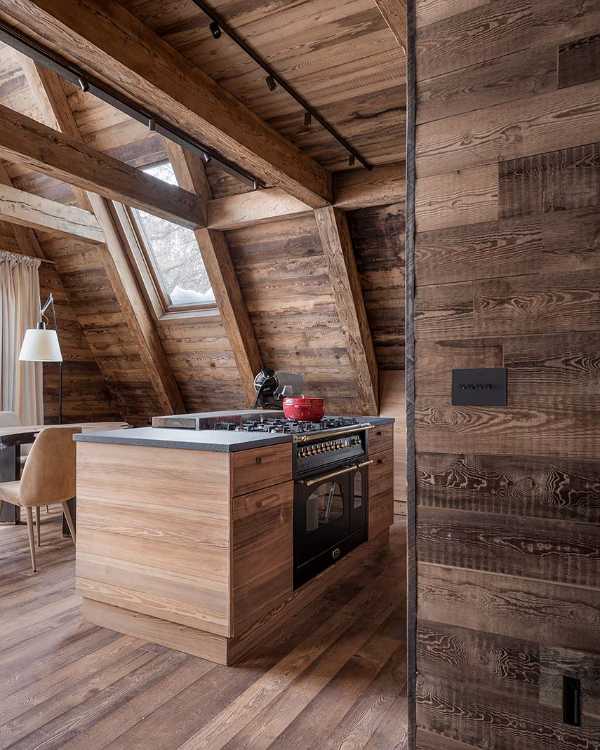 Tra le vette e la luce. Uno chalet che interpreta la montagna