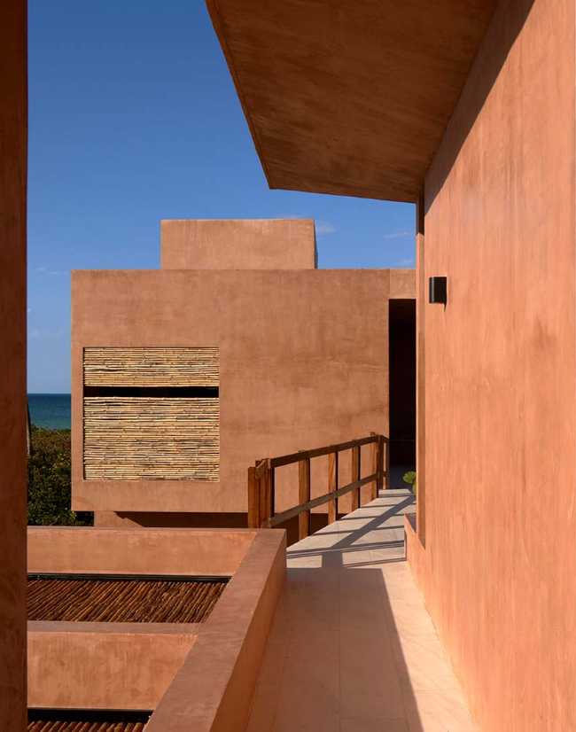 San Bruno Beach House between compositional contrasts and environmental strategies