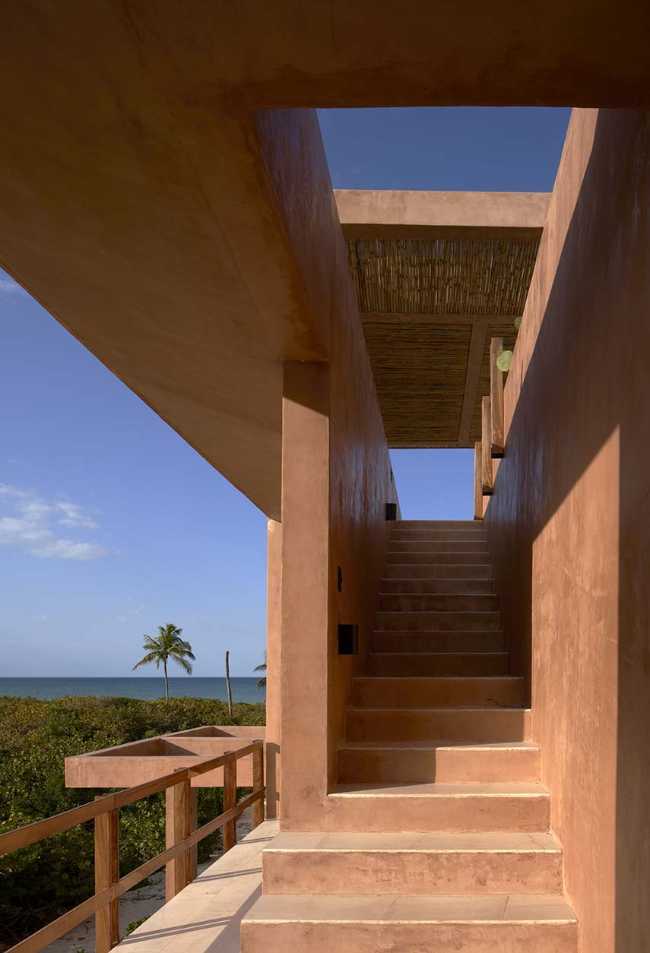 San Bruno Beach House between compositional contrasts and environmental strategies
