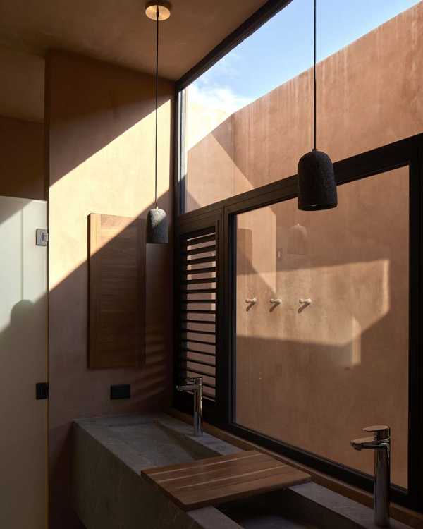 San Bruno Beach House between compositional contrasts and environmental strategies