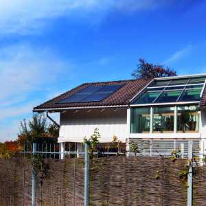 Colectores solares térmicos instalados en el techo