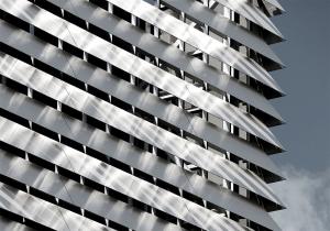 Edificio con revestimiento de fachadas justas en láminas