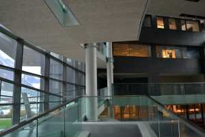 Edificio moderno isolato con pannelli fonoassorbenti a soffitto