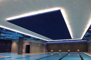 Piscina con pannello fonoassorbente a soffitto