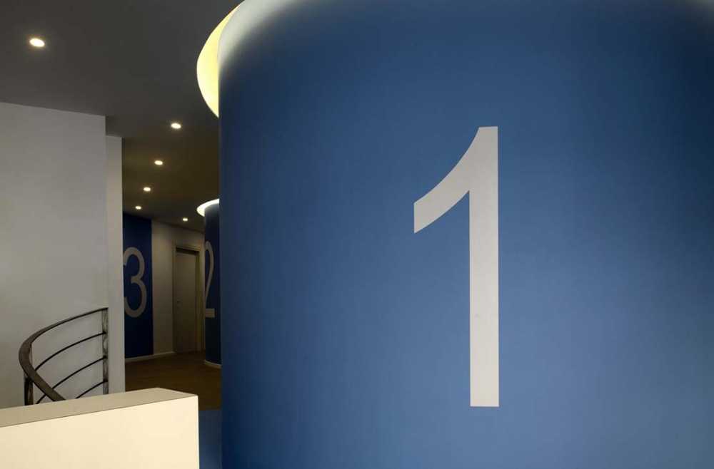 Curved lines and color transform a dental office in Aversa