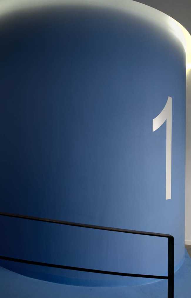 Curved lines and color transform a dental office in Aversa