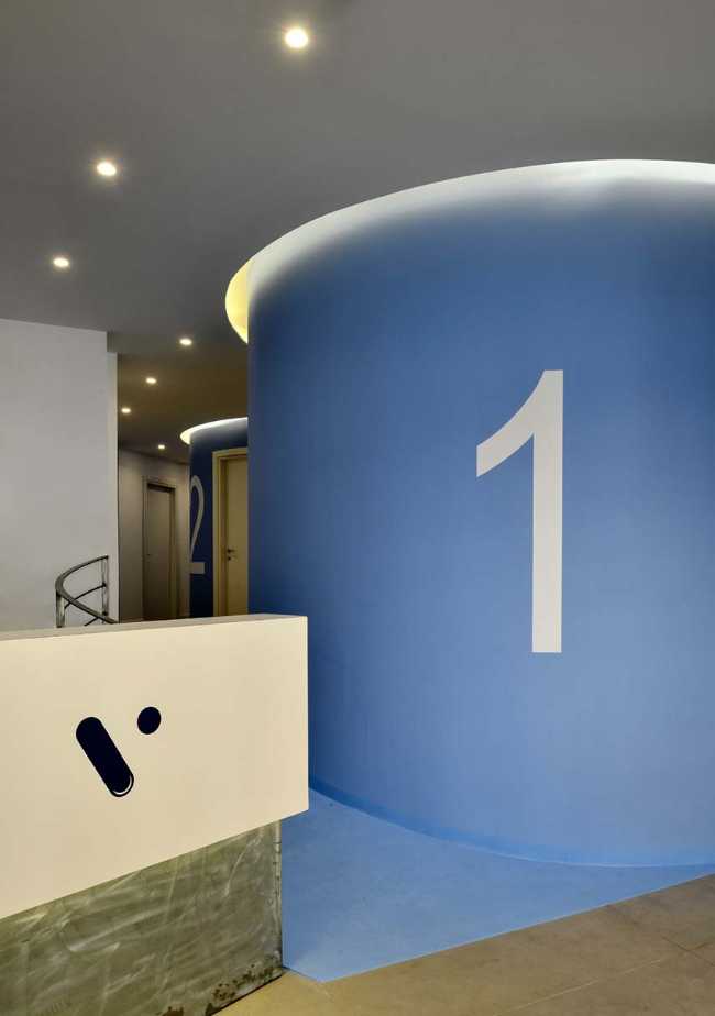 Curved lines and color transform a dental office in Aversa