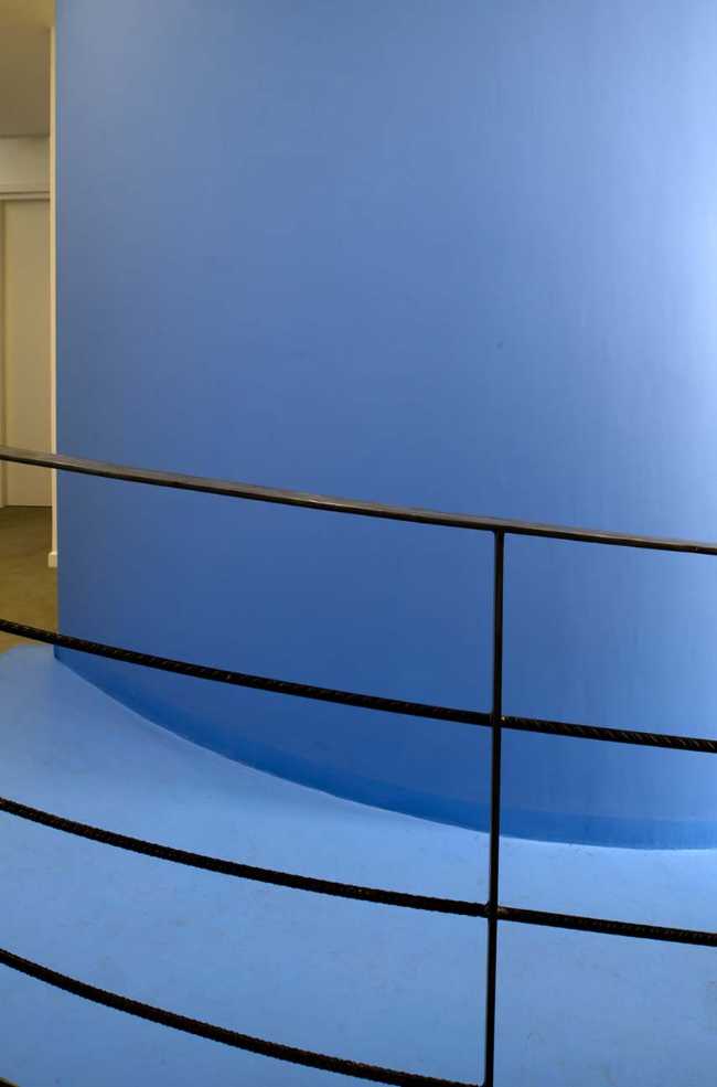 Curved lines and color transform a dental office in Aversa