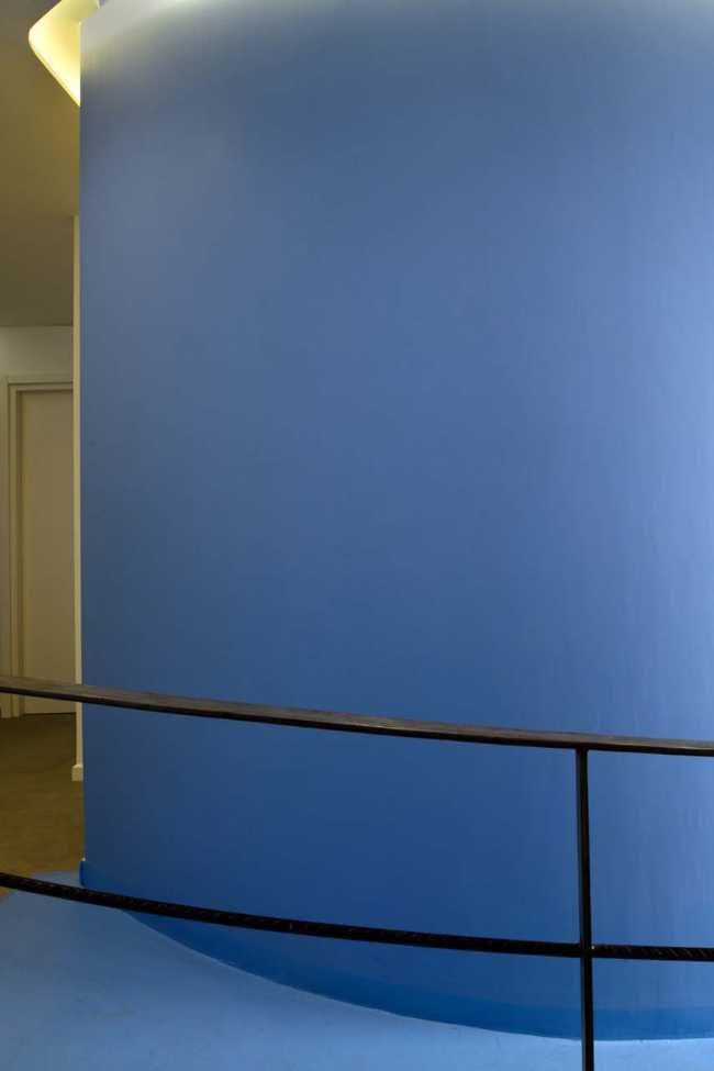 Curved lines and color transform a dental office in Aversa