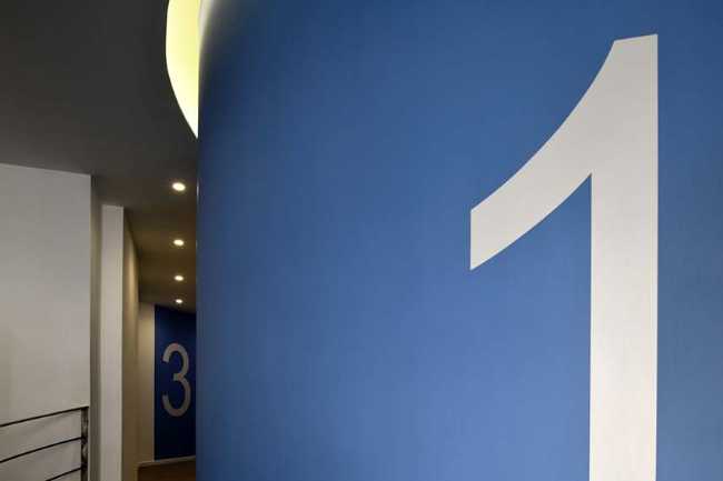 Curved lines and color transform a dental office in Aversa