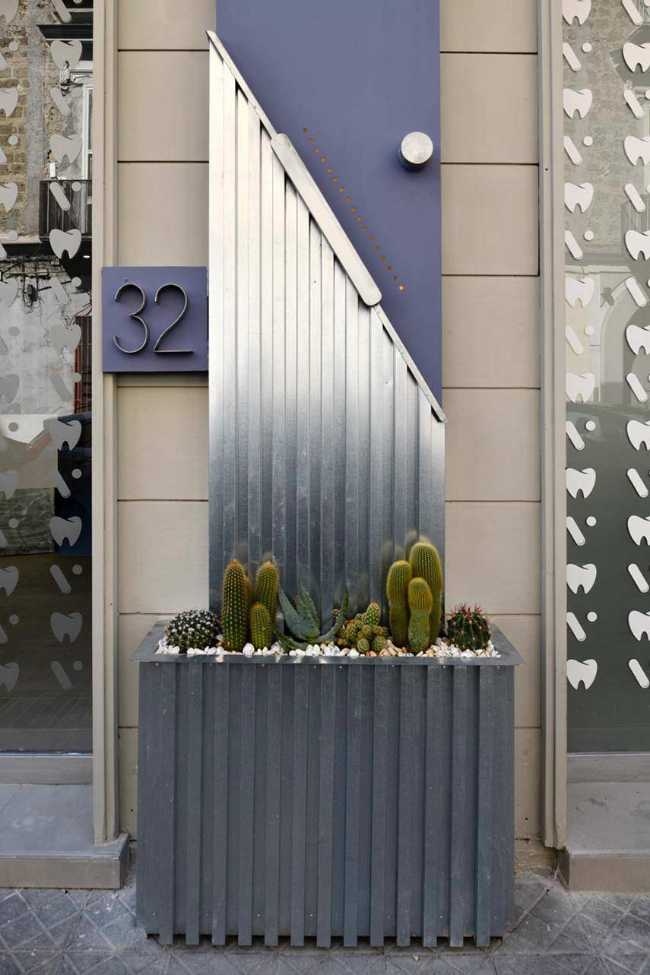 Curved lines and color transform a dental office in Aversa