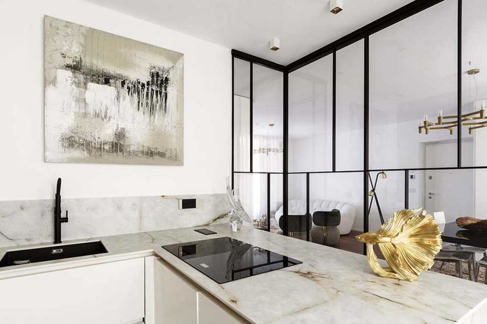 Cocina invernadero y paneles de madera fluidos en un apartamento turinés.