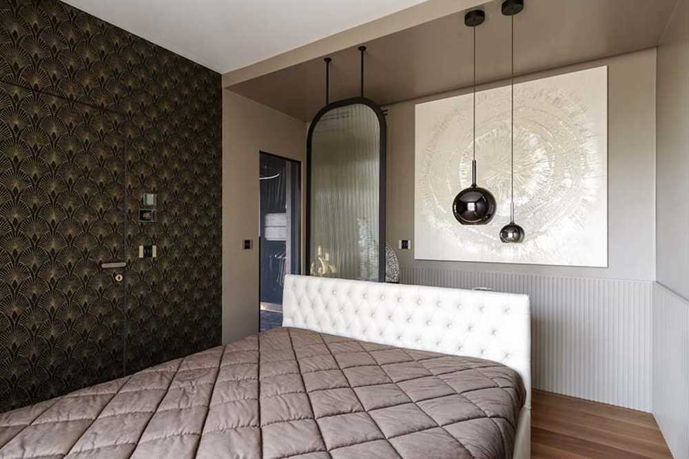 Cocina invernadero y paneles de madera fluidos en un apartamento turinés.