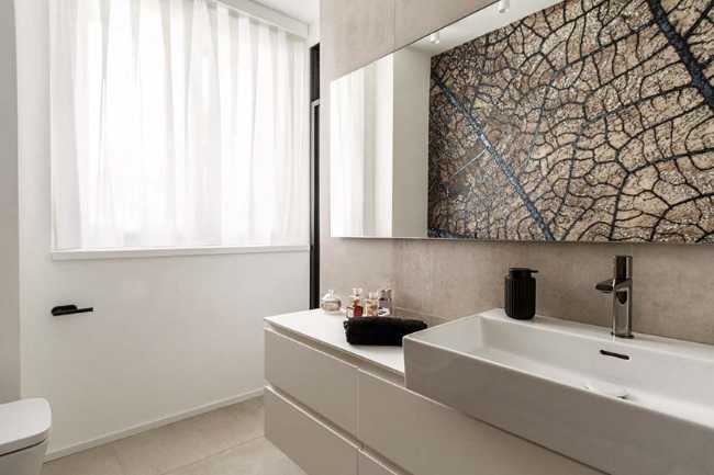 Cocina invernadero y paneles de madera fluidos en un apartamento turinés.