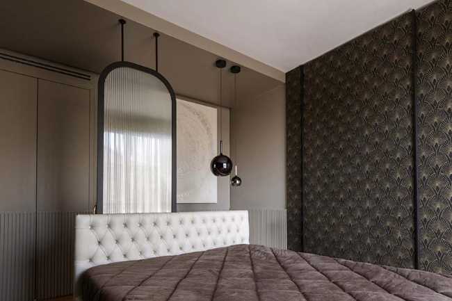 Cocina invernadero y paneles de madera fluidos en un apartamento turinés.