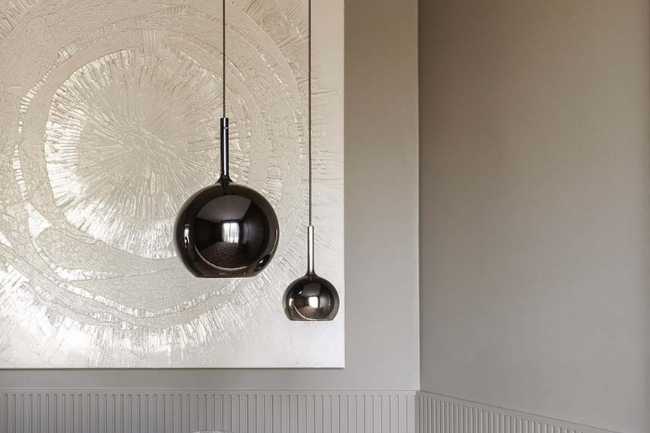 Cocina invernadero y paneles de madera fluidos en un apartamento turinés.