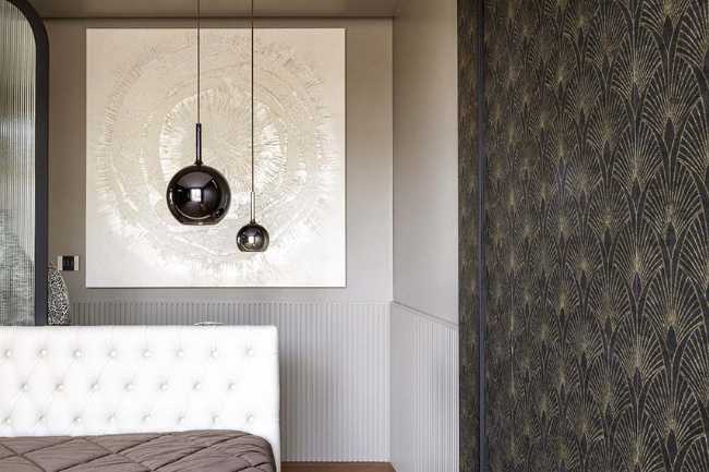 Cocina invernadero y paneles de madera fluidos en un apartamento turinés.