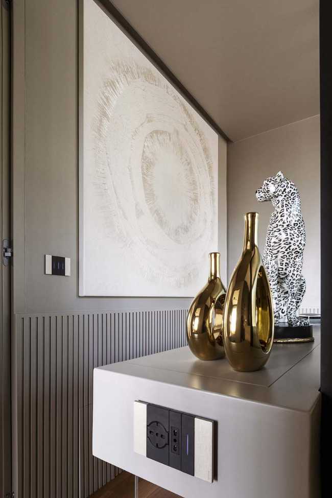 Cocina invernadero y paneles de madera fluidos en un apartamento turinés.