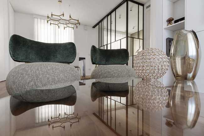 Cocina invernadero y paneles de madera fluidos en un apartamento turinés.