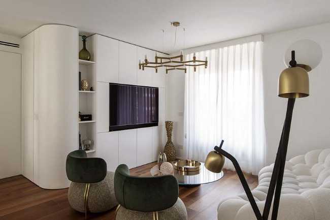 Cocina invernadero y paneles de madera fluidos en un apartamento turinés.