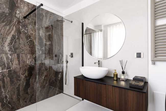 Cocina invernadero y paneles de madera fluidos en un apartamento turinés.