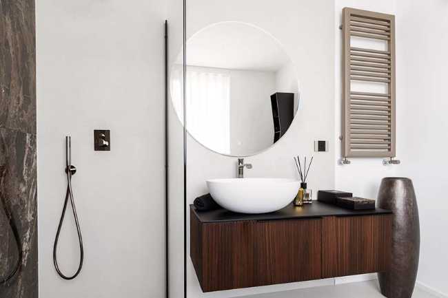 Cocina invernadero y paneles de madera fluidos en un apartamento turinés.