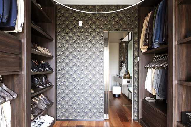 Cocina invernadero y paneles de madera fluidos en un apartamento turinés.
