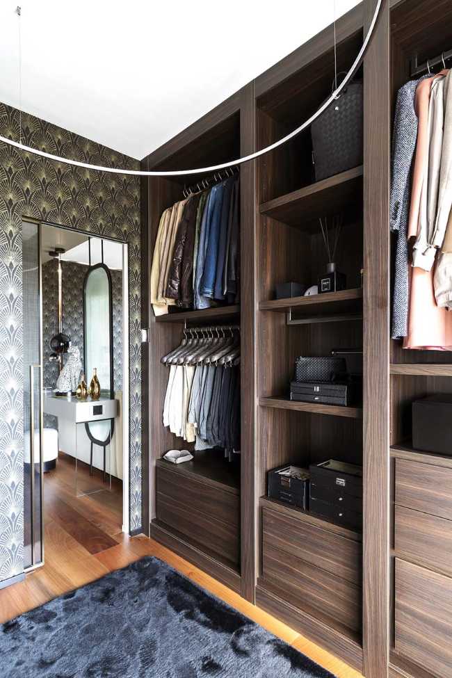 Cocina invernadero y paneles de madera fluidos en un apartamento turinés.