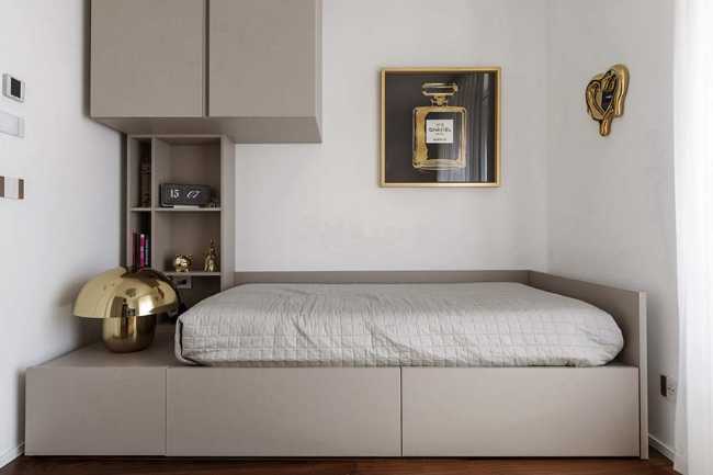 Cocina invernadero y paneles de madera fluidos en un apartamento turinés.