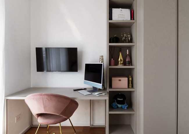 Cocina invernadero y paneles de madera fluidos en un apartamento turinés.