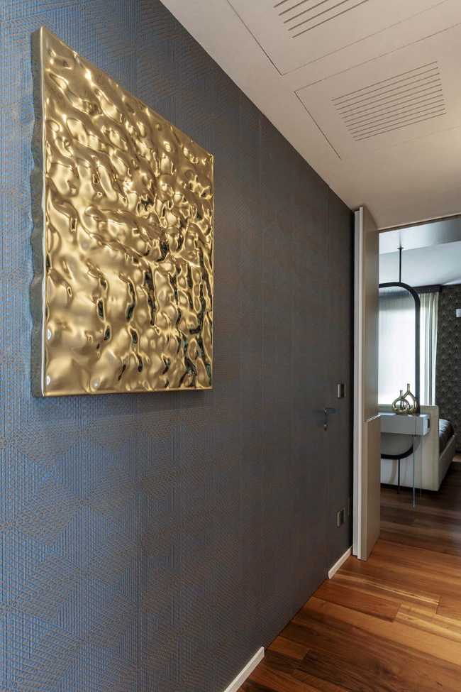 Cocina invernadero y paneles de madera fluidos en un apartamento turinés.