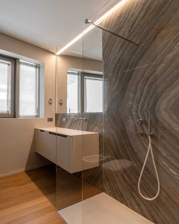 Formes fluides, lumière et matière. Un projet d'intérieur à CityLife