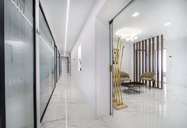 Luce e materia per uno studio dentistico accogliente