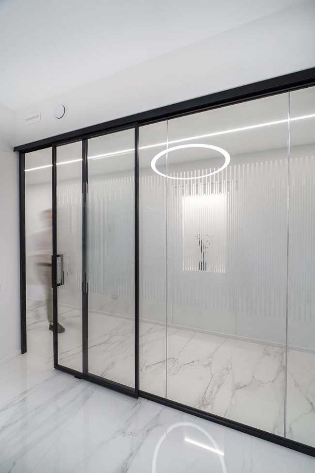 Luce e materia per uno studio dentistico accogliente