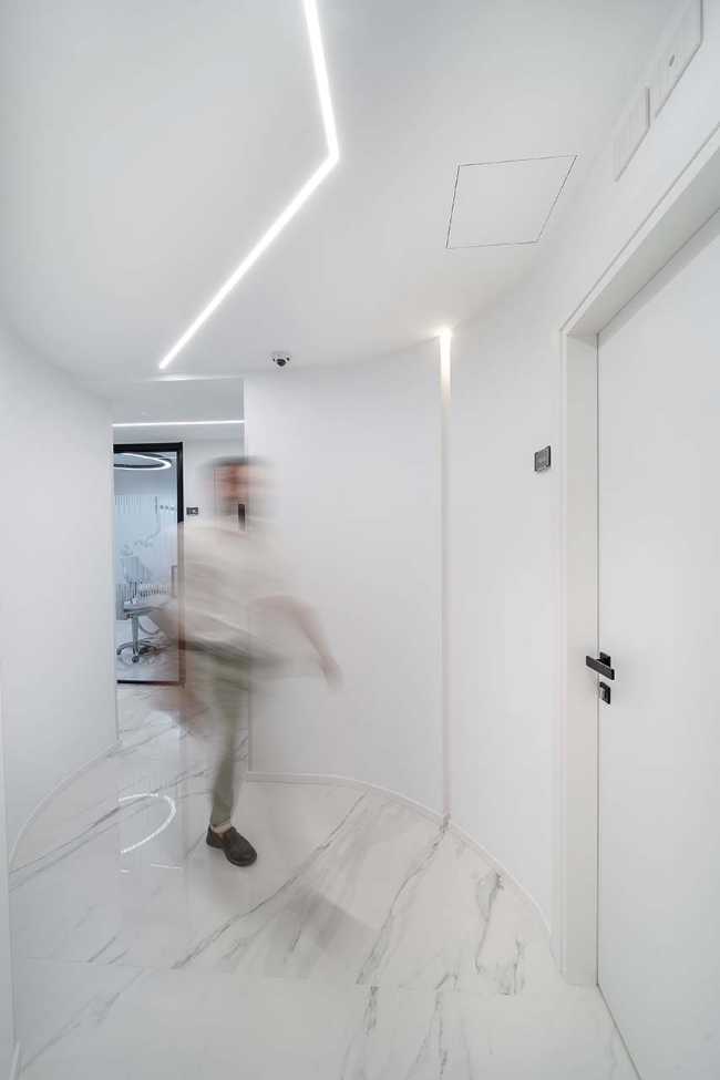 Luce e materia per uno studio dentistico accogliente