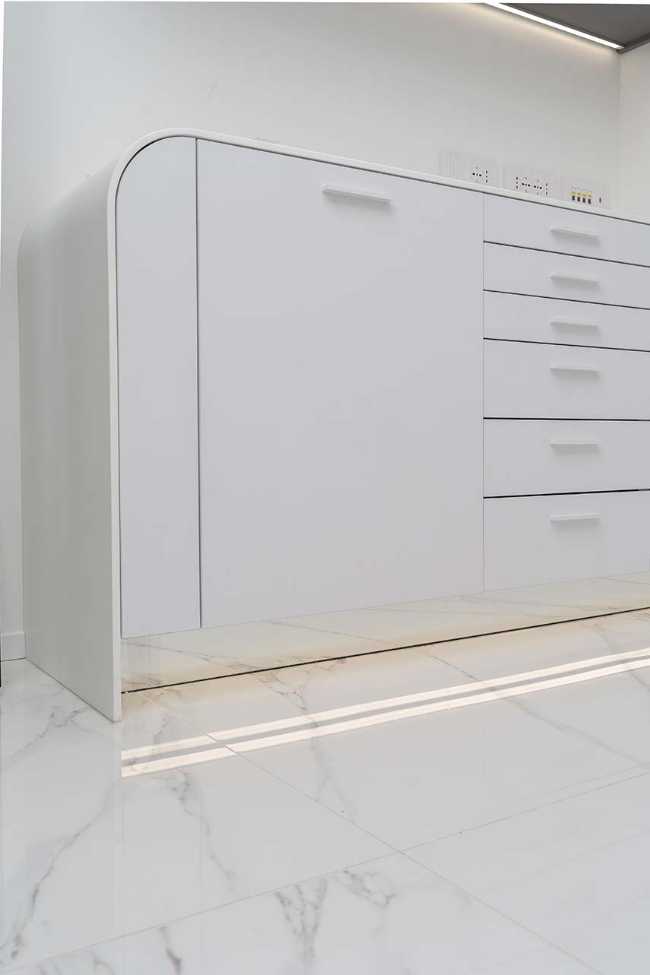 Luce e materia per uno studio dentistico accogliente