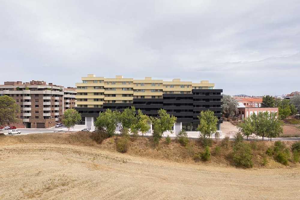 Terrasses sociales sur la rive de Cizur