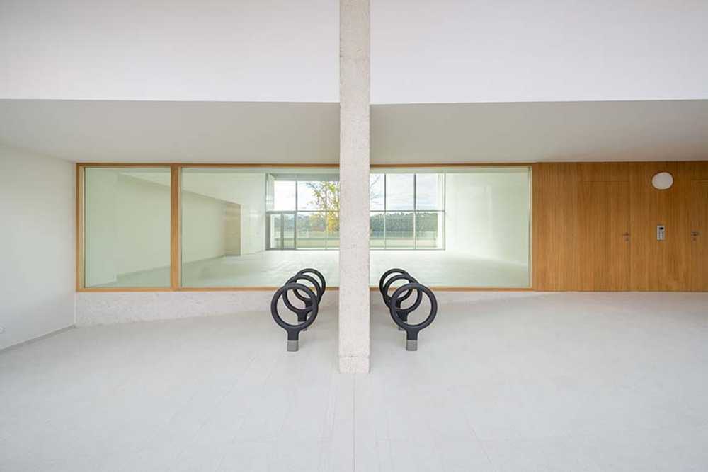 Terrasses sociales sur la rive de Cizur