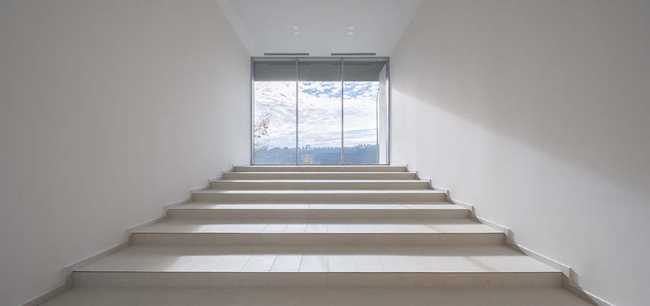 Terrasses sociales sur la rive de Cizur