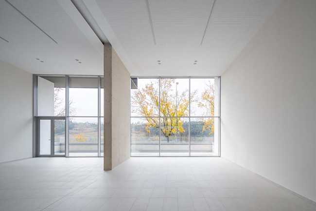 Terrasses sociales sur la rive de Cizur